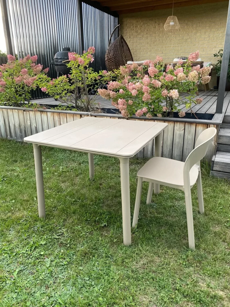 stalas, keturvietis stalas, lauko stalas, modernus stalas, pietu stalas, stalas terasai, smėlinis stalas