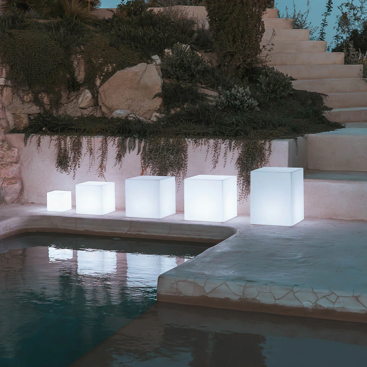 belaidis šviestuvas, pakraunamas šviestuvas, sviestuvas kubas, šviečiantis staliukas, švieciantys kubai, šviestuvas