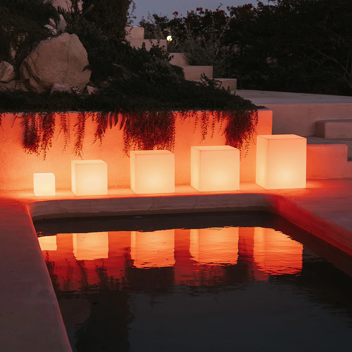 belaidis šviestuvas, pakraunamas šviestuvas, sviestuvas kubas, šviečiantis staliukas, švieciantys kubai, šviestuvas